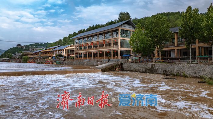济南雨后门牙景区水位上涨，形成多处飞瀑景观