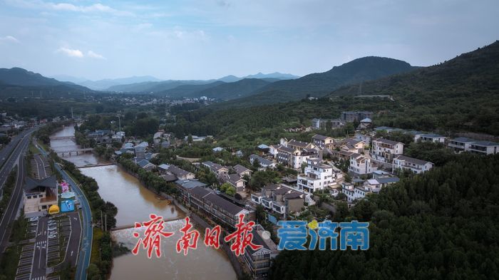 济南雨后门牙景区水位上涨，形成多处飞瀑景观