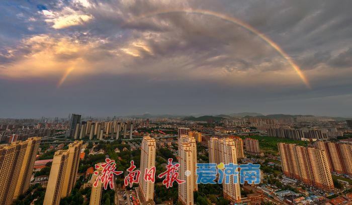 济南雨后惊现彩虹、火烧云双奇观