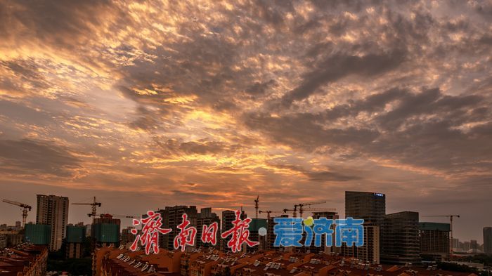 济南雨后惊现彩虹、火烧云双奇观