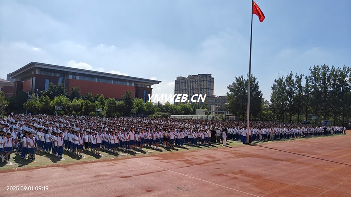 临沂青河学校举行 “纪念中国人民抗日战争暨世界反法西斯战争胜利80周年”主题升旗仪式