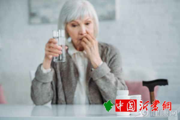 什么年纪长白发才算正常？医生这3个方法，才能根源上解决